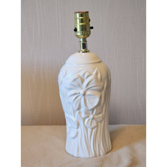 Vintage White Ceramic Floral Crown Creative Ind Table Lamp Tested Does‎ Not Work - Picture 1 of 10